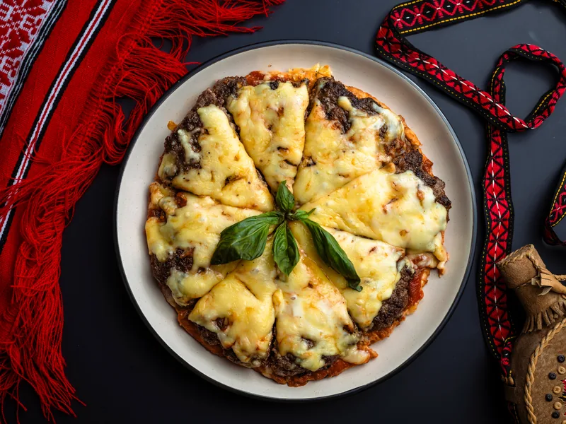 Pizza Plescavița Margherita cu mozzarella și sos de roșii, la Trafika